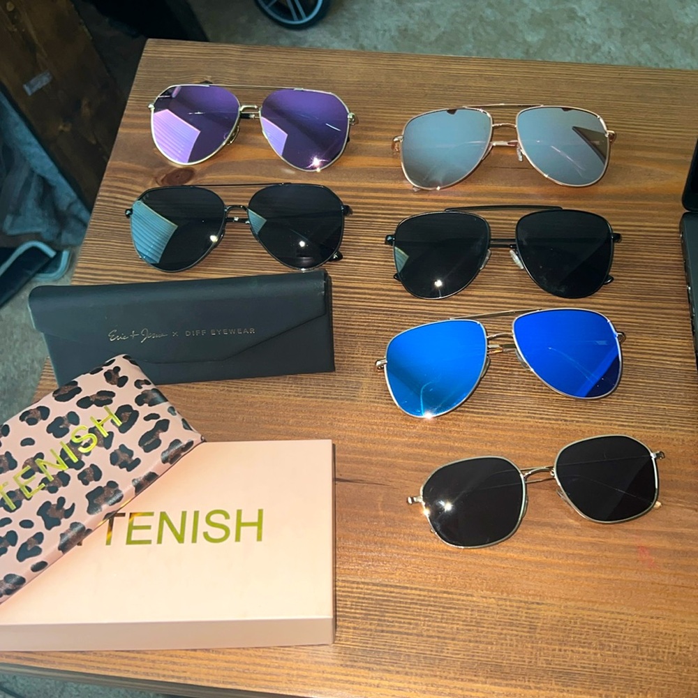 Diff Jessie James decker and Kittenish glasses